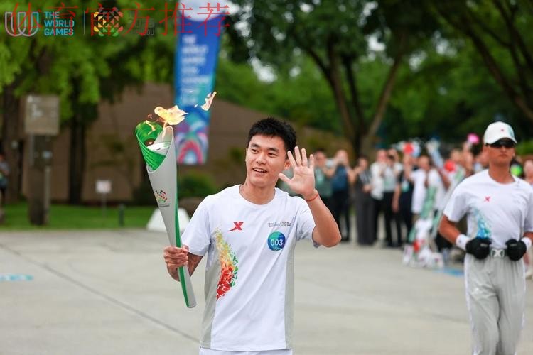 青春之火闪耀三星堆！胡荷韬传递成都世运会“竹梦”火炬！